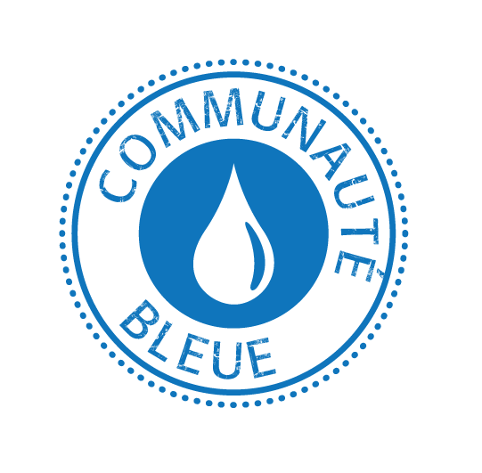 <p>En 2020, la Ville a obtenu la certification Communauté bleue et s'est ainsi engagée à reconnaître le droit humain à l’eau et aux services d'assainissement, à promouvoir la gestion publique de l’eau et à éliminer progressivement la vente de bouteilles d’eau dans ses édifices municipaux et lors de ses événements. Cette certification incite la Municipalité à préserver la ressource en eau et à maintenir ses efforts vers un Candiac de demain plus résilient.</p>
<p>Au moment de l'obtention, Candiac était la troisième Communauté bleue en Montérégie et la 26<sup>e</sup> au Québec. <br /><a title="CP-2020-12-16_-_La_ville_de_Candiac_devient_une_Communaute_bleue.pdf (168 KB)" href="http://ville.candiac.qc.ca/uploads/_DOCUMENTS/Communique_de_presse/CP-2020-12-16_-_La_ville_de_Candiac_devient_une_Communaute_bleue.pdf" target="_blank" rel="noopener">En savoir plus</a></p>