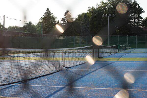 <p>On retrouve sept terrains de tennis au parc Montcalm et deux nouveaux terrains ont été aménagés au parc Heandel.</p>
<ul>
<li>parc Haendel : 33, rue Fribourg</li>
<li>parc Montcalm : 55, boulevard Montcam Sud</li>
</ul>
<p>Vous pouvez maintenant réserver <a href="https://www.loisirs.ville.candiac.qc.ca/IC3.prod/#/U2010" target="_blank" rel="noopener">en ligne</a> votre terrain de tennis.</p>
<p><a title="Acces_aux_terrains_de_tennis_36x48_pouces_v2_X1a.7juin_(1).pdf (33 KB)" href="https://www.candiac.ca/uploads/_DOCUMENTS/LOISIRS/Acces_aux_terrains_de_tennis_36x48_pouces_v2_X1a.7juin_%281%29.pdf" target="_blank" rel="noopener">Modalités d'accès aux terrains de tennis</a></p>